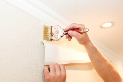 Pose de papier peint à Glénat — revêtements muraux et toiles de verre